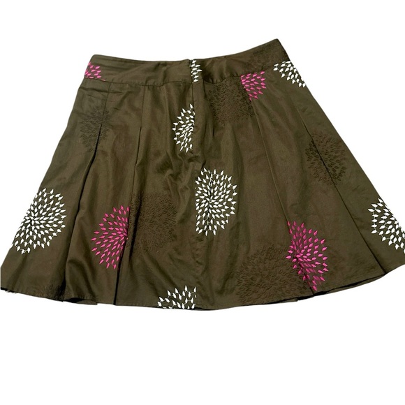 Ann Taylor Petites pleated skirt with embroidered white/pink flowers, sz 12p - Picture 5 of 8